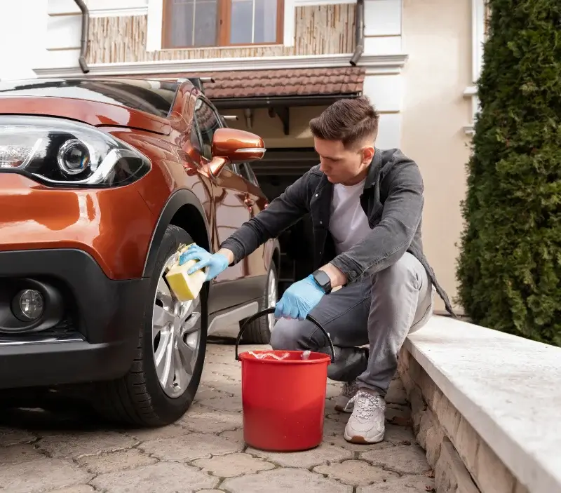 Lavage auto à domicile Loubigné : professionnel intervenant sur un véhicule